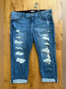 TORRID Bombshell Stretch Cropped Distressed Jeans - NWT Size 24